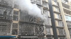 点燃了堆放的塑料泡沫箱