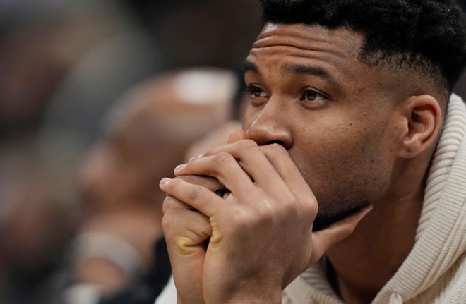 字母哥坚持出战 雄鹿欲赛季报销引争议