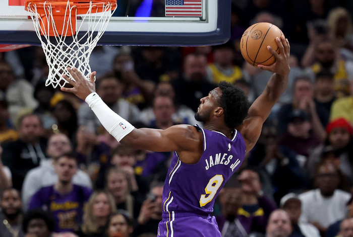 詹姆斯父子同场竞技 布朗尼康复后首秀助湖人取